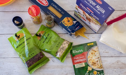 Ingredienser till pasta: torkad paprika och purjolök; vitlökflakes, riven ost, svartpeppar, capellini spagetti, torrmjölk och en påse carbonara pastasås mix. 