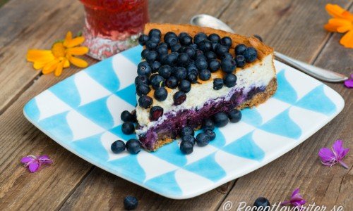 Cheesecake kan smaksättas på massor av olika vis - här med svenska färska blåbär. Andra bär som hjortron, hallon, björnbär osv blir också gott.  