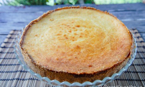 Cheesecake på fat redo att garneras