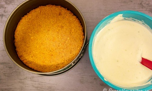 Låt bottnen svalna helt innan du fyller den med cheesecakefyllningen om du ska göra en fryst eller kall cheesecake. 