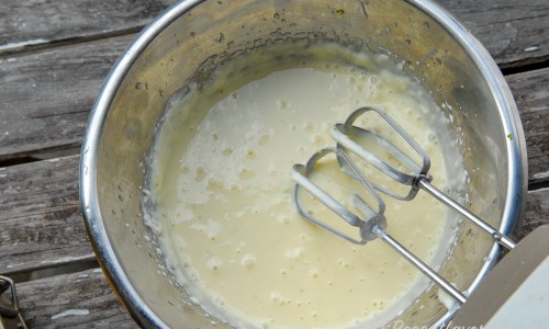Smeten till cheesecaken vispas och smaksätts med lime