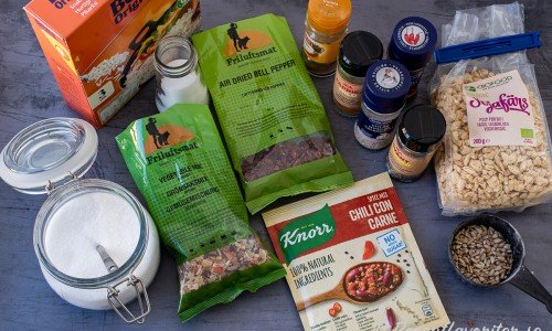 Ingredienser till Chili sin Carnen: socker, grönsaksmix, snabbris, salt, torkad paprika, Chili con Carne påsmix, spiskummin, paprika, vitlök, chiliflakes, svartpeppar, sojafärs och solrosfrön. 