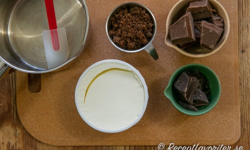 Ingredienser till chokladkrämen: mascarpone, mjölkchoklad, mörk choklad och rörsocker muscovado. 
