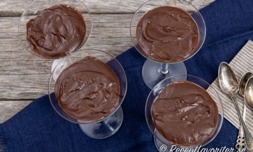 Lägg upp chokladkrämen i glas och låt kallna. Hit kan du förbereda i god tid och förvara övertäckt i kylen. 