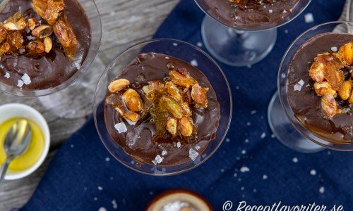Chokladkräm med mascarpone toppad med flingsalt och karamelliserade pistagenötter