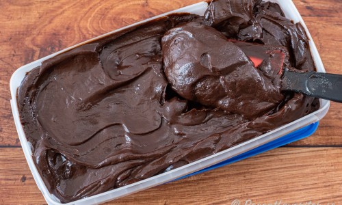 Kola- och chokladglasyren kan förberedas i god tid och förvaras i kylen till användning. 