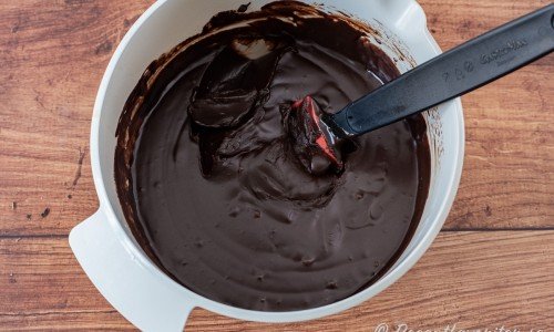 Chokladkolaglasyr är en slags smörkräm med kola som grund och fyllig smak av smält choklad och smör. 