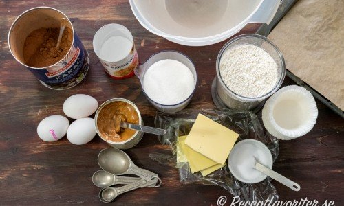 Ingredienser till muffinsen: kakao, ägg, bakpulver, socker, smör, vetemjöl, salt och Dulce de Leche kolasås samt muffinsformar. 