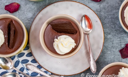 Chokladpudding i form med grädde och mintchoklad. 
