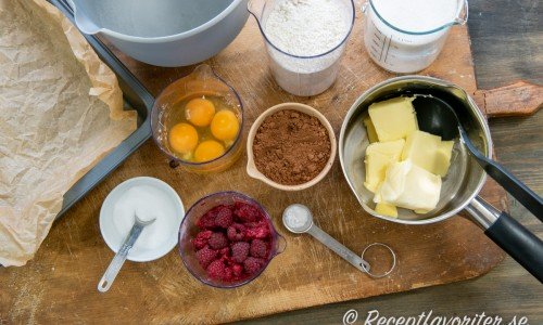 Ingredienser till chokladrutorna: salt, ägg, färska hallon, kakao, bakpulver, vetemjöl, socker och smör. 