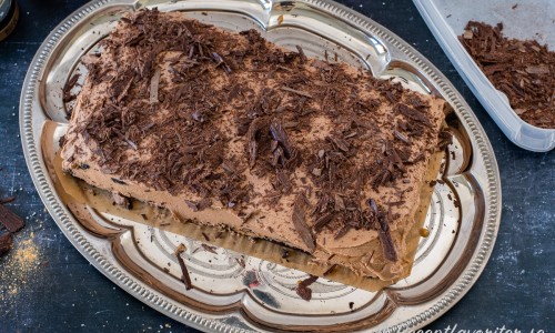 Tårtan kan garneras med strimlad choklad eller riven choklad, strössel och guldpulver eller liknande. 