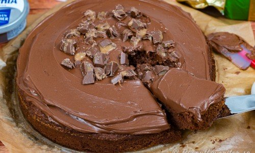 Chokladtårta med frosting och Dumlekross