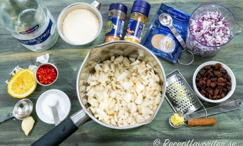 Ingredienser till jordärtskockschutneyn. 