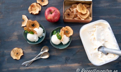 Serverad cidersorbet med sorbeten i behållare