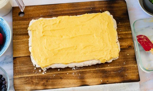Bred ut citronkrämen som fyllning ex. som ett lager i en tårta. 