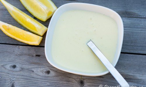 Citronsåsen till laxen i skål
