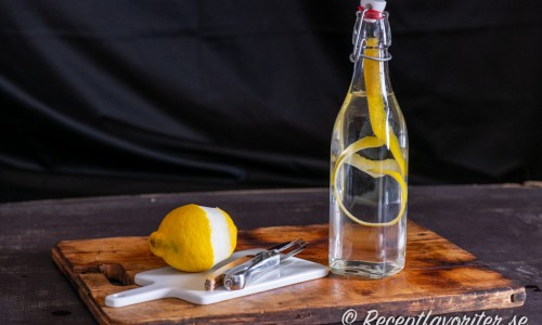 Låt citronskal dra i spriten i minst något dygn upp till några dagar till önskad smak. 