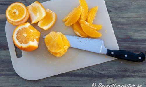 Citrusfiléer eller apelsinfiléer på skärbräda