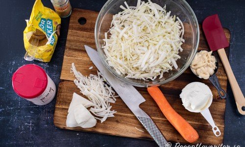 Till coleslaw behöver du vitkål, salt, socker, majonnäs, matyoghurt, ingefära (valfritt) och morot (valfritt). 