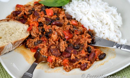 Lättlagad och god chili con carne med nötfärs, chili, bönor och kryddor. 