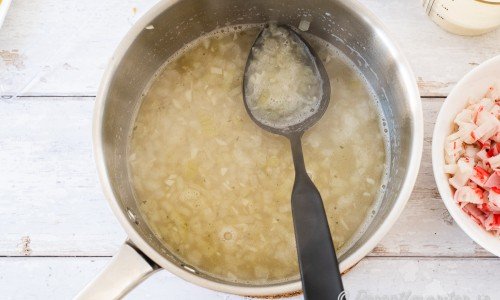 Tillsätt vatten och fiskbuljongtärning samt koka ihop några minuter. 