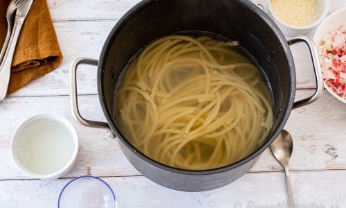 Koka pastan och spara 1 dl av pastavattnet till såsen innan du häller av den. 