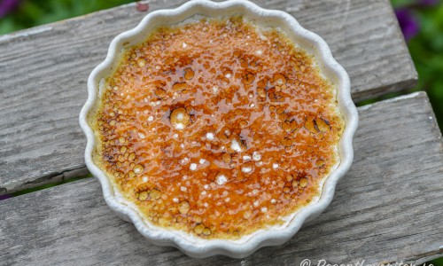 Crème brûlée - fransk vaniljpudding med karamelliserat socker på toppen. 
