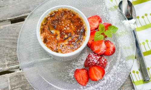 Crème brûlée är gott att servera med syrliga bär till som jordgubbar, hallon eller blåbär. 