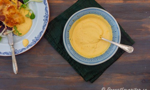 Crème fraichesås med tomat och saffran blir vackert gul och aromatisk. 