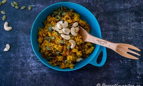 Vegetarisk currygryta till vandring med ris och sojabitar toppad med cashewnötter och pumpafrön. 
