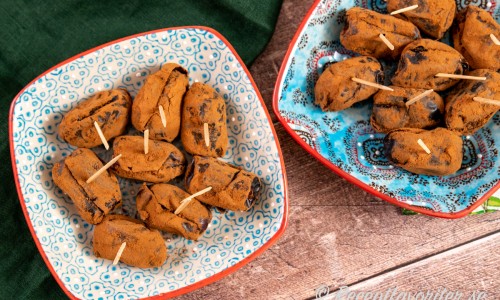 Fyll dadlar med hasselnötter och rulla dem i en blandning av kakao och kanel. 