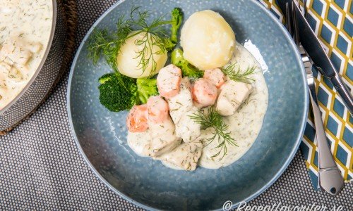 Kycklingdillkött är gott med kokt potatis och grönsaker som broccoli. 