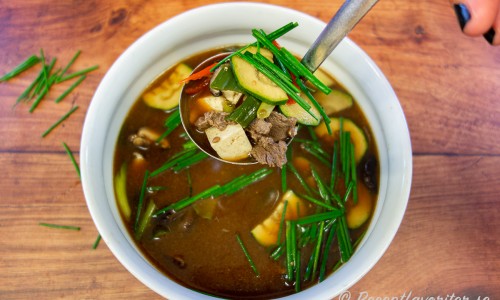 Doenjang jjigae är en värmande och het koreansk soppa med fyllig smak av sojabönspasta, marinerad biff, tofu, chili och grönsaker. 