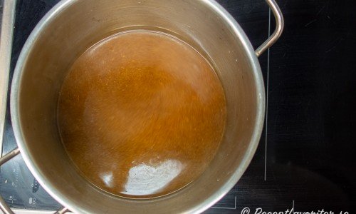Vatten kokas upp och så rör man ut sojabönspastan som blir grunden till soppan. 
