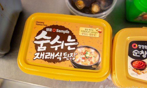 Doenjang sojabönspasta som är grunden till soppan. 