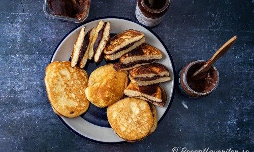 Lägg ihop till dubbla pannkakor. De kan delas i halvor om man önskar till servering. 