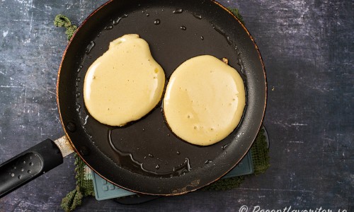 Stek små pannkakor på ca 8 cm diameter på lite över medelvärme i lite olja några minuter på varje sida. 