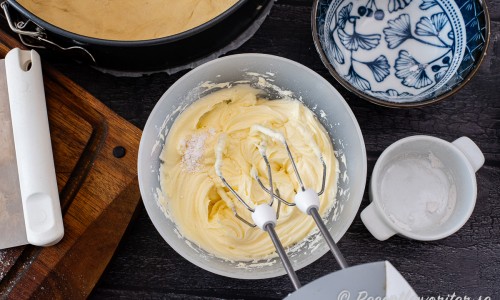 Rör ihop fyllningen av mjukt smör, florsocker och vaniljsocker. 
