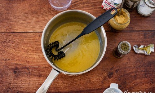 Fräs mjölet i smör och rör ut klumpar. 