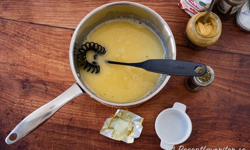Fräs mjölet i smör och rör ut klumpar. Tillsätt vatten och rör ut klumpar. Tillsätt grönsaksbuljong och låt koka några minuter. 