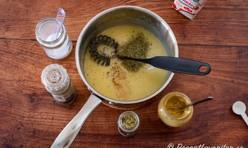 Tillsätt Dijonsenap, dragon, salt och peppar. 