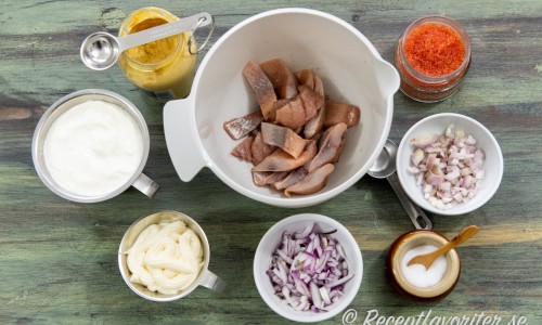 Ingredienser till drömsillen: majonnäs, gräddfil, dijonsenap, matjessill, stenbitsrom, schalottenlök, salt och rödlök. 