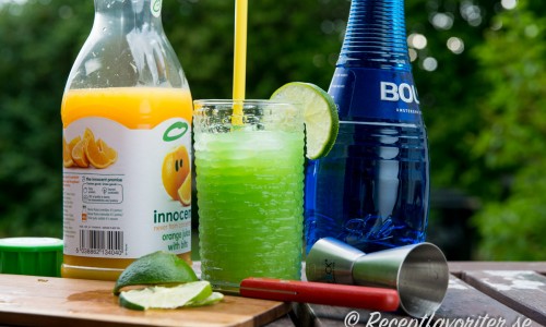 Electric Lemonade är en läskande cocktail med apelsinjuice, vodka samt blå curacao. 