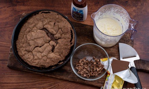Till tårtan behöver du chokladtårtbotten/bottnar, vispad grädde, chokladsås och mjölkchoklad. 