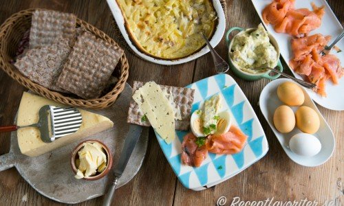 Med enkelt menar jag att det inte är ett helt påskbord utan hemlagad Jansson, lite snabbsill, kokta ägg osv.