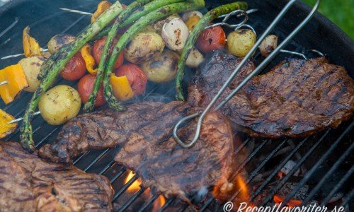 Entrecote grillas på utegrill med grönsaker
