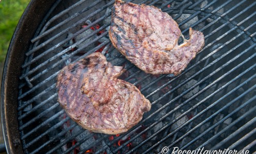Grilla eller stek köttet till fin färg och förslagsvis medium rare stekgrad 58 grader. 