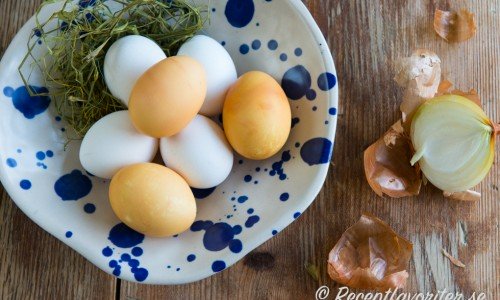 Färgade ägg kokta med lökskal