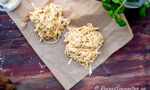 Färsk hemgjord tagliatelle pasta