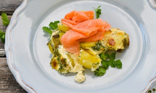 Serverar du färskpotatislådan med rökt eller gravad lax, rökt makrill eller varmrökt lax så har du en hel rätt.